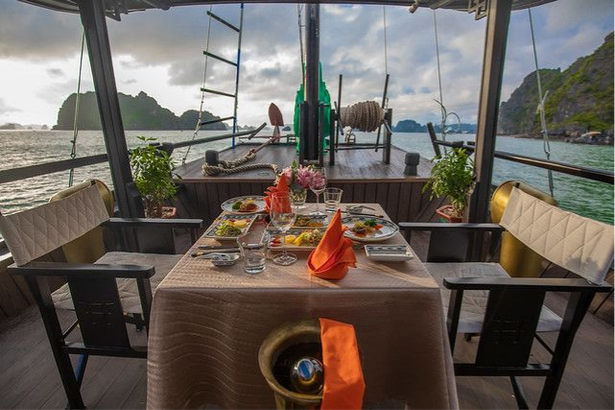 Lamour Junk Cruise restaurant