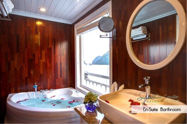 Signature Royal Cruise en-suite bathroom