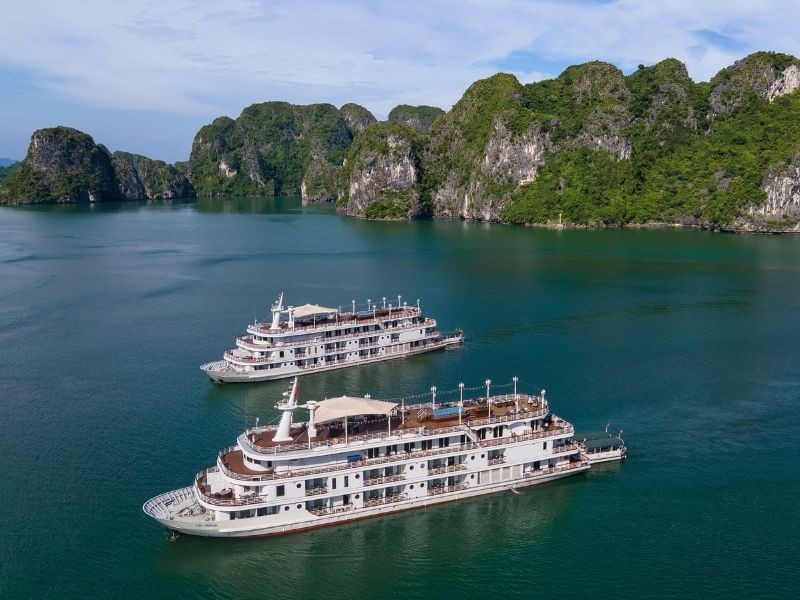 Ha Long Bay cruise day tour vs overnight cruise