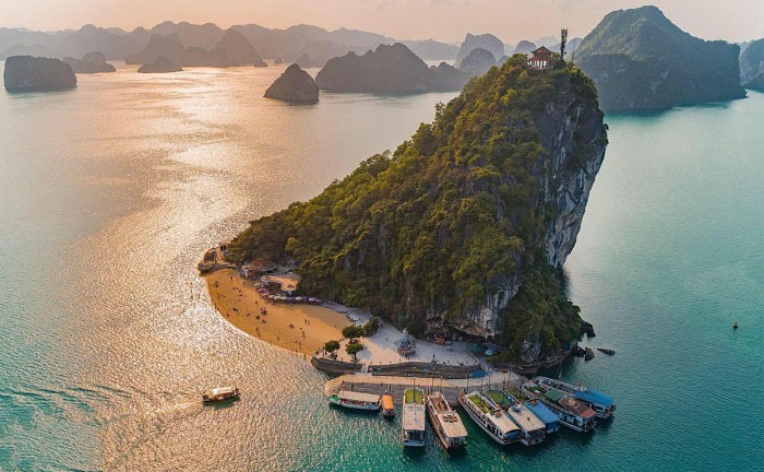 Halong bay cruise day tour takes you to iconic wonders