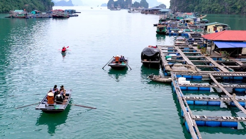 What is special in Cua Van Floating Village Vietnam?
